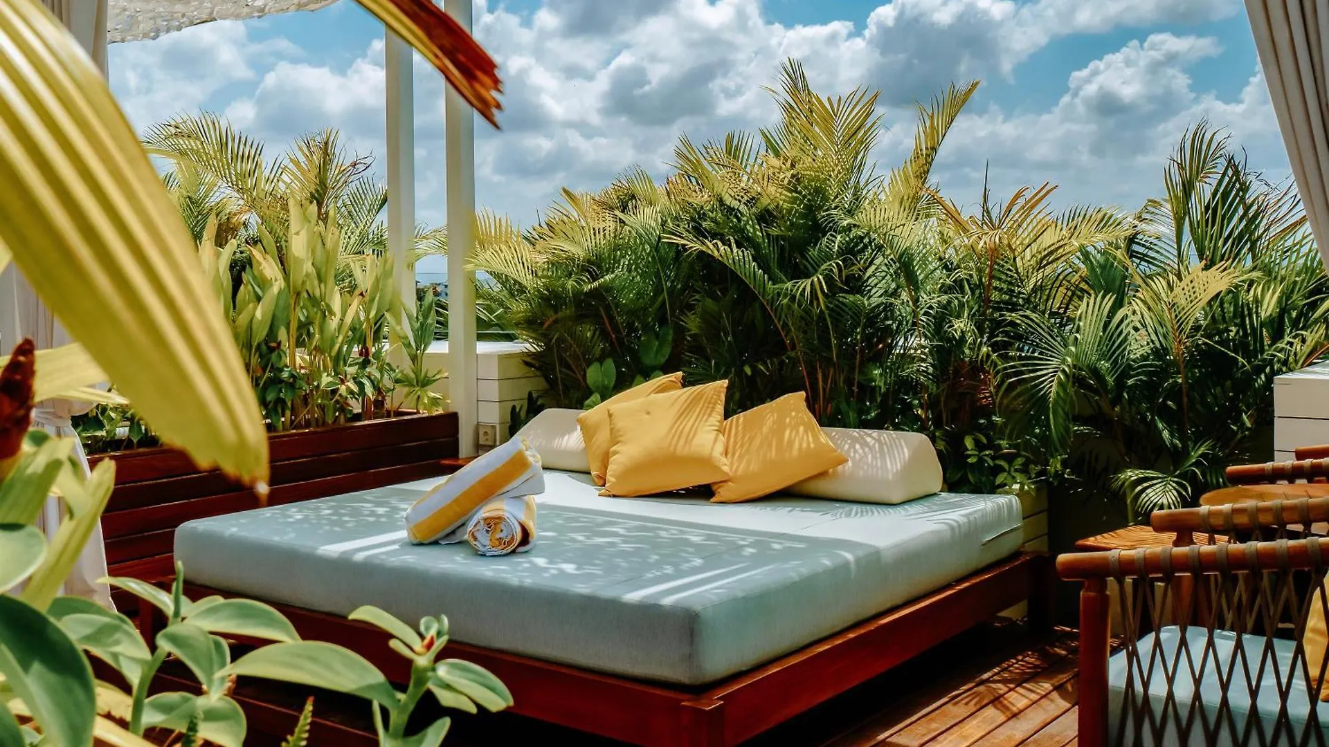 Secana Beachtown Resort & Residences Canggu  5*, Canggu (Bali)